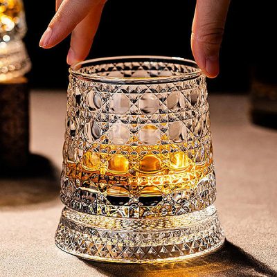 Copo de uísque de cristal giratório | GLASORA